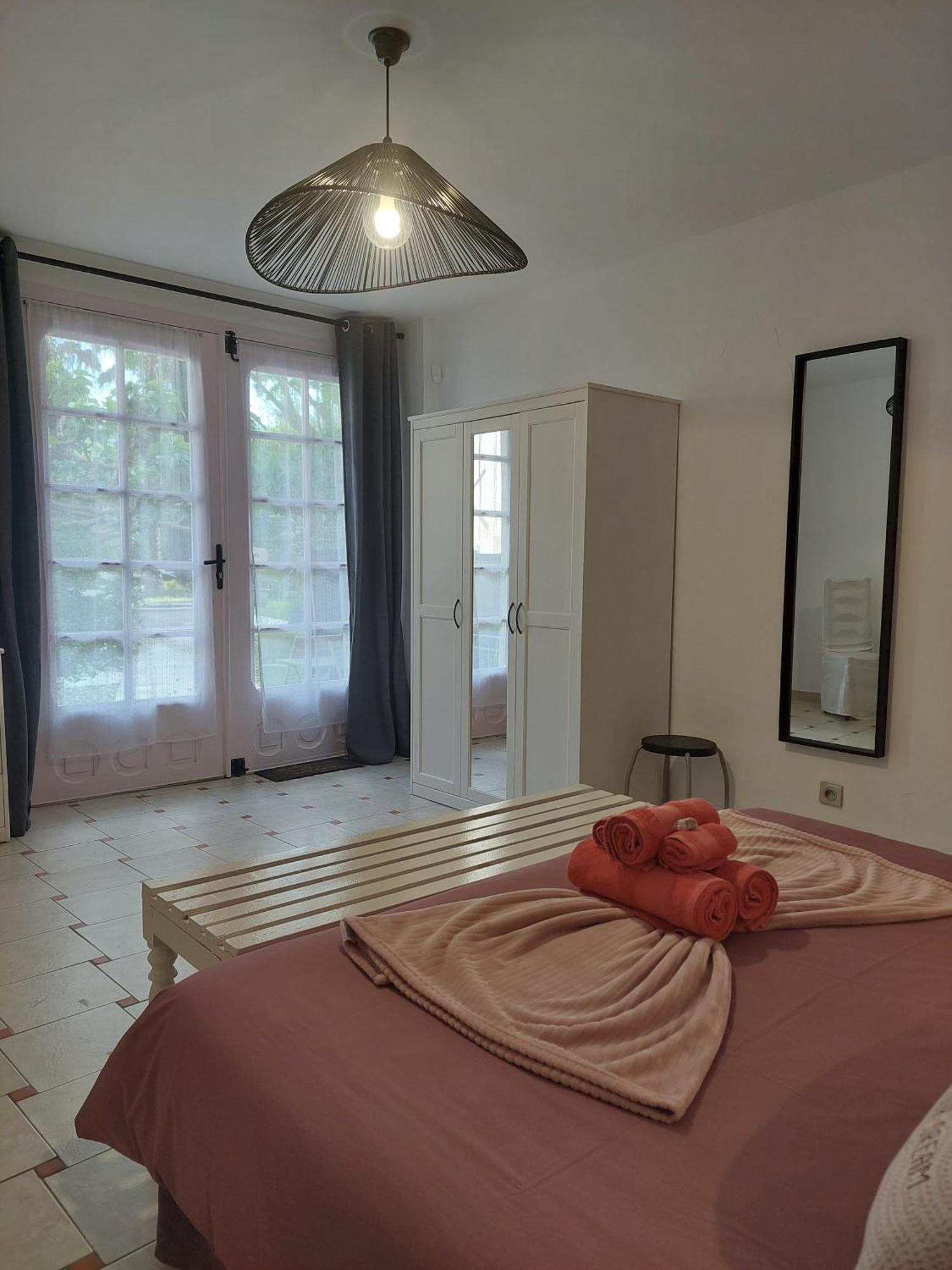 Bed and Breakfast Mas Des Cigognes Le Thor Exterior foto