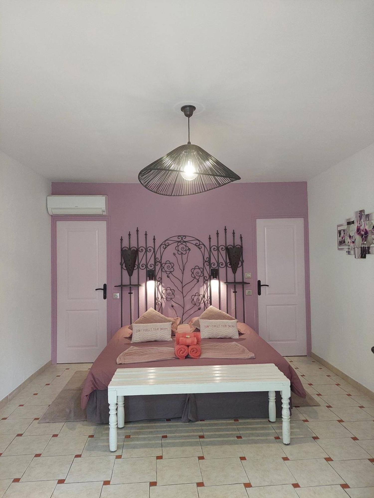 Bed and Breakfast Mas Des Cigognes Le Thor Exterior foto